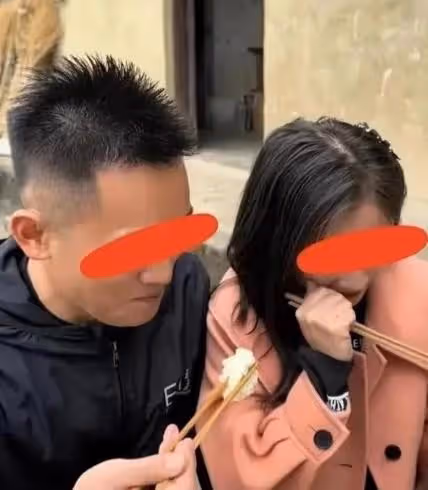 重慶小伙帶相親對象回家,看著對方給他夾的菜偷笑:這門婚事穩了