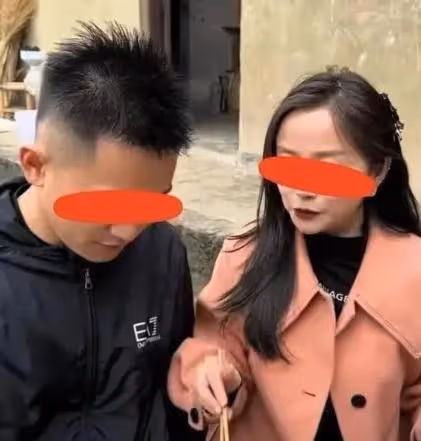 重慶小伙帶相親對象回家,看著對方給他夾的菜偷笑:這門婚事穩了