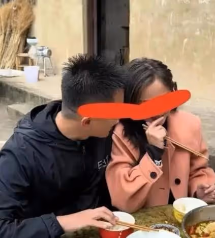重慶小伙帶相親對象回家,看著對方給他夾的菜偷笑:這門婚事穩了
