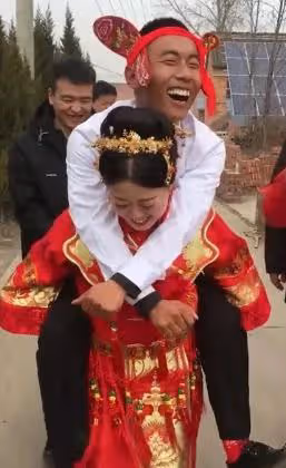 貴州:男子倒插門,新娘背著他上婚車,網友:新娘美得冒泡,值了