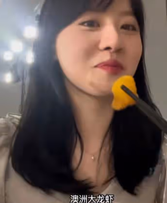 福建一女子去當伴娘,別人忙前忙後她只顧炫飯,男生直言:好可愛