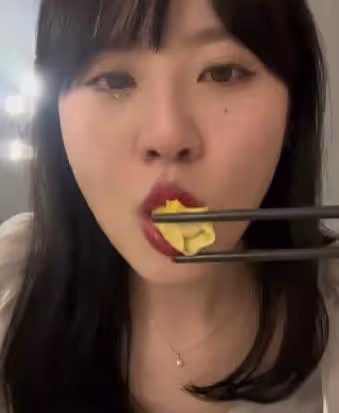福建一女子去當伴娘,別人忙前忙後她只顧炫飯,男生直言:好可愛