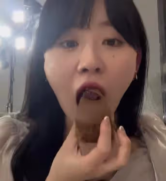 福建一女子去當伴娘,別人忙前忙後她只顧炫飯,男生直言:好可愛