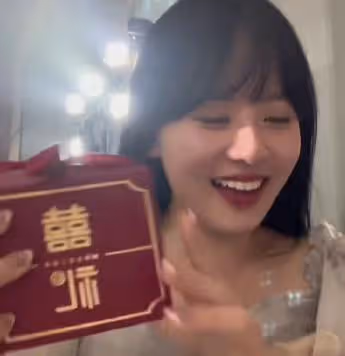 福建一女子去當伴娘,別人忙前忙後她只顧炫飯,男生直言:好可愛