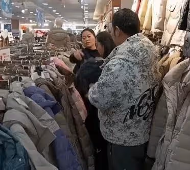 湖北:相親女生買兩千多的衣服,小伙猶豫後付款,網友:冤大頭