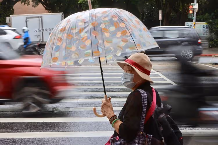 政院推立法甩行人地獄惡名！　限期拆障礙物還路人空間