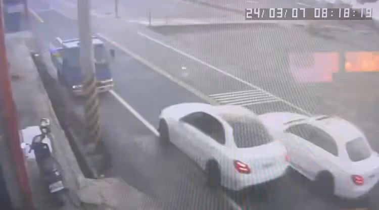 賓士超車賓士踢鐵板！驚險畫面曝光　逆向撞翻路邊貨車釀1傷
