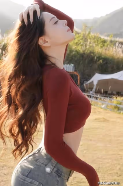178cm 極品尤物女神時尚穿搭:酒紅長袖露臍上衣搭配牛仔褲 盡顯完美身材
