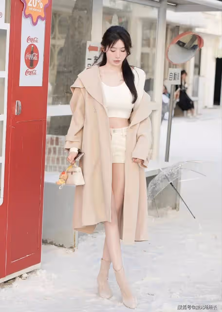 21歲極品尤物少女的街頭時尚穿搭:米色風衣搭配白色短褲 簡約優雅新風尚