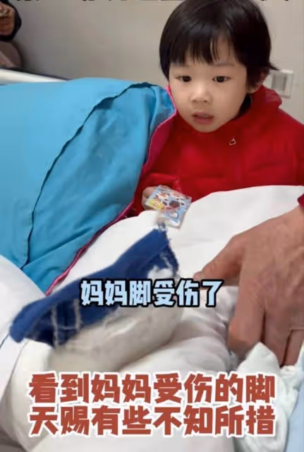 4歲天賜接媽媽出院,田新菊腳上打石膏繃帶,老伴推輪椅不見兒女