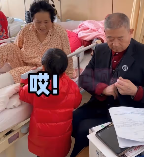 4歲天賜接媽媽出院,田新菊腳上打石膏繃帶,老伴推輪椅不見兒女