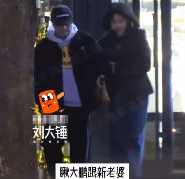 42歲大鵬攜妻子逛酒吧,挽手同行甜似初戀,現任身材高挑氣質出眾