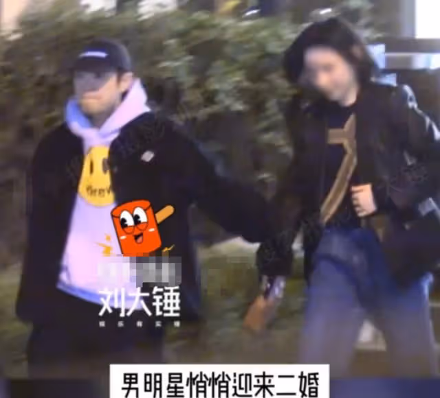 42歲大鵬攜妻子逛酒吧,挽手同行甜似初戀,現任身材高挑氣質出眾