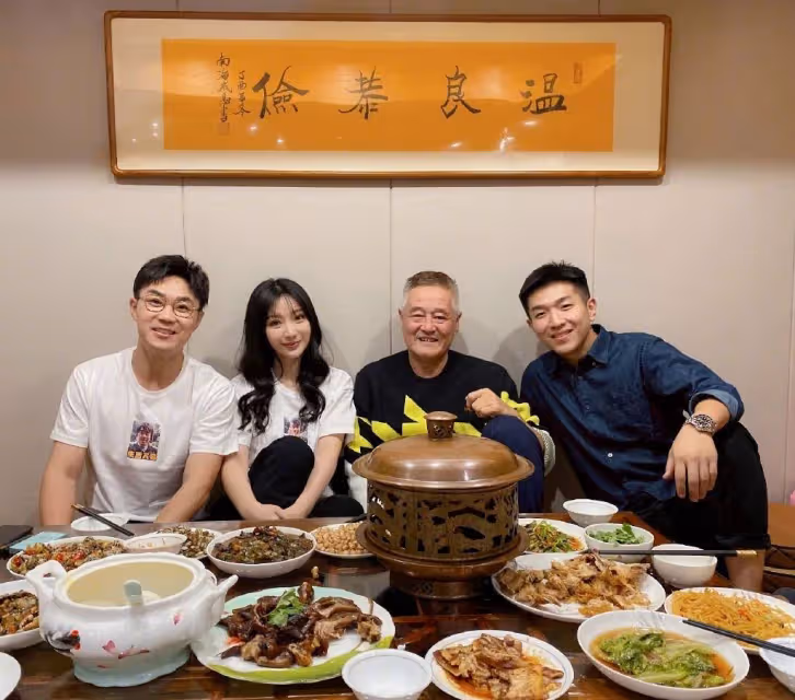 42歲大鵬攜妻子逛酒吧,挽手同行甜似初戀,現任身材高挑氣質出眾