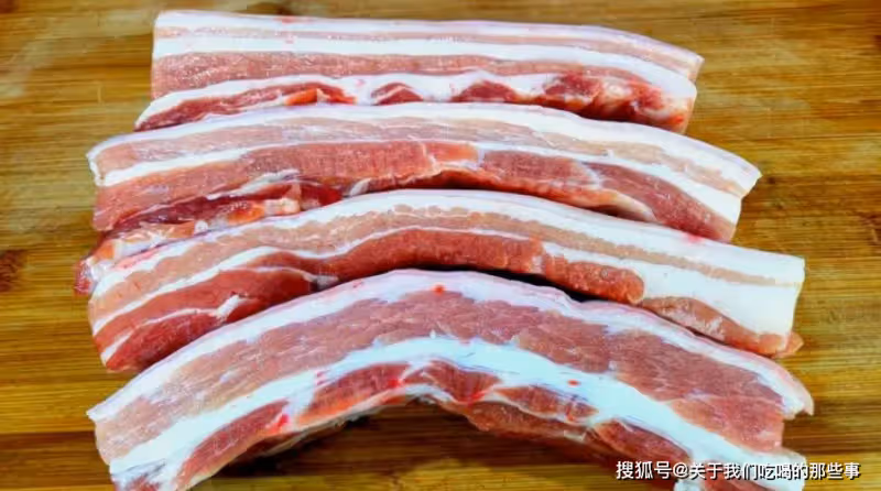 買五花肉,分清「上五花」和「下五花」,價格不一樣,差別也不小
