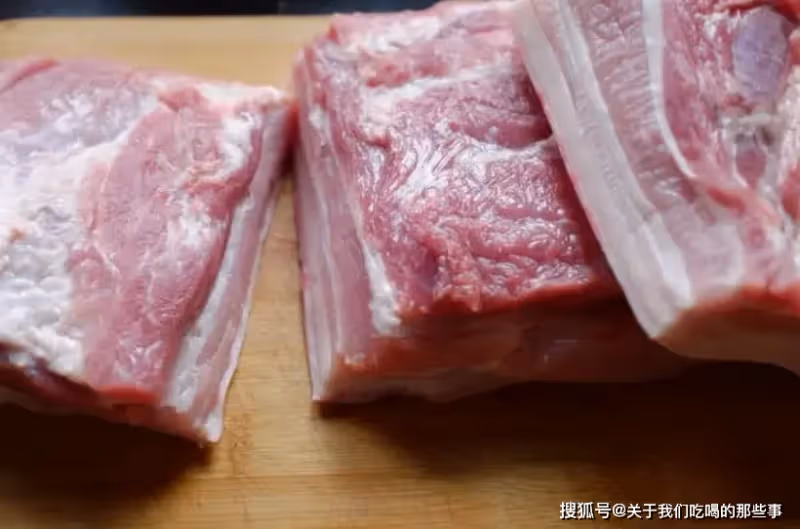買五花肉,分清「上五花」和「下五花」,價格不一樣,差別也不小
