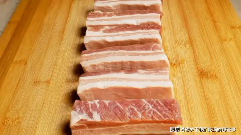 買五花肉,分清「上五花」和「下五花」,價格不一樣,差別也不小