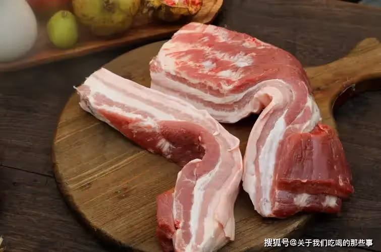 買五花肉,分清「上五花」和「下五花」,價格不一樣,差別也不小