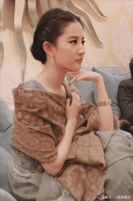 當32歲劉亦菲撞上35歲唐嫣,這簡直是我見過最慘烈的同框現場鏡頭