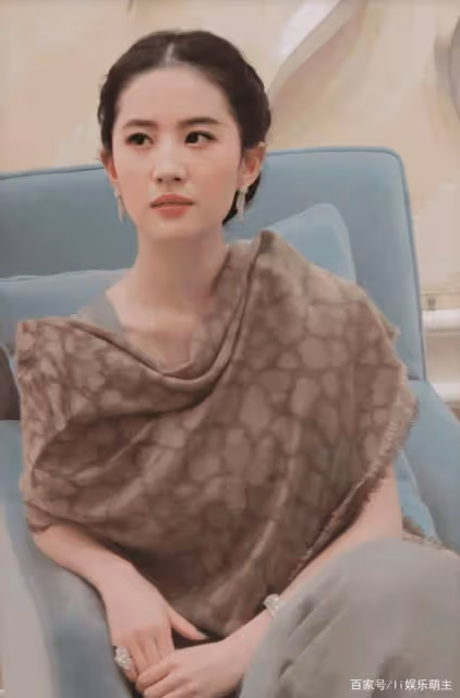 當32歲劉亦菲撞上35歲唐嫣,這簡直是我見過最慘烈的同框現場鏡頭