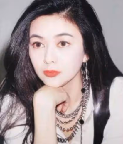 關之琳巔峰期魅力有多大?看完她的泳裝照,總算了解啥叫女人味