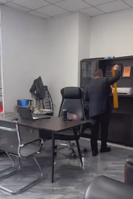 00後為同事們準備下午茶，一手一個原地品嘗，領導躲起來獨享笑噴
