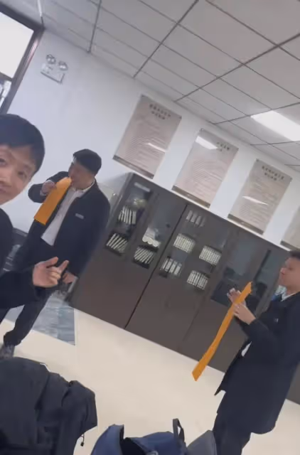 00後為同事們準備下午茶，一手一個原地品嘗，領導躲起來獨享笑噴