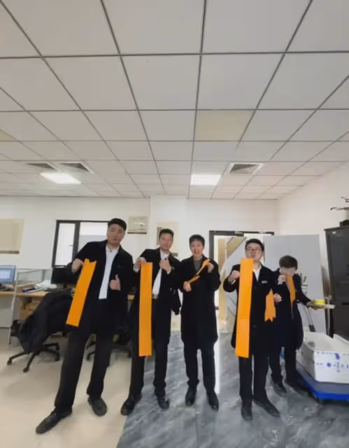 00後為同事們準備下午茶，一手一個原地品嘗，領導躲起來獨享笑噴