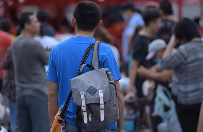 父母多年前認的乾兒子，考上大學後12年沒聯繫，如今他又來認親