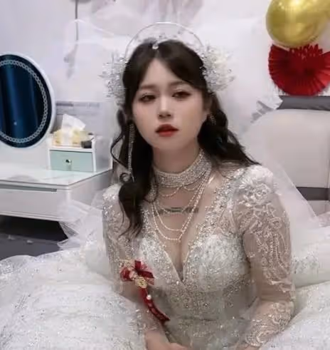 福建：婚車遲遲不來，新娘在床上坐立不安，母親：果然女大不中留