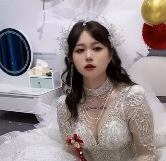 廣西恨嫁新娘苦等婚車迎親,母親淚灑婚禮現場:果然女大不中留