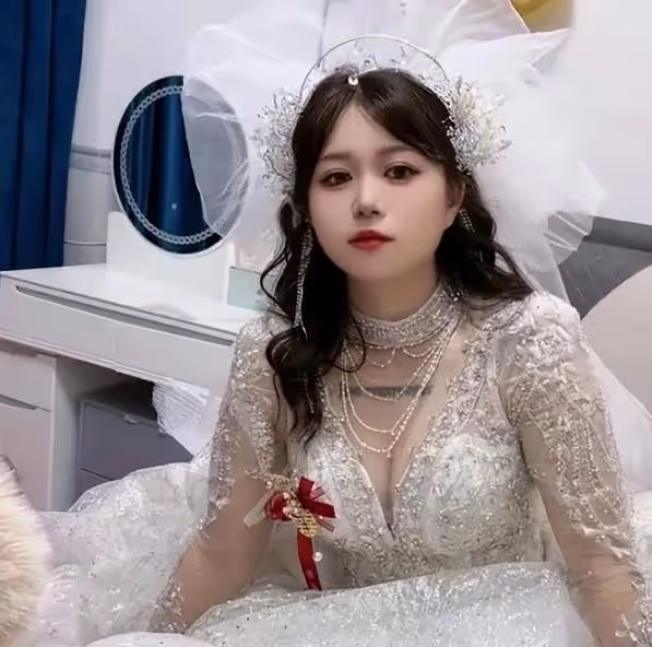 廣西恨嫁新娘苦等婚車迎親,母親淚灑婚禮現場:果然女大不中留