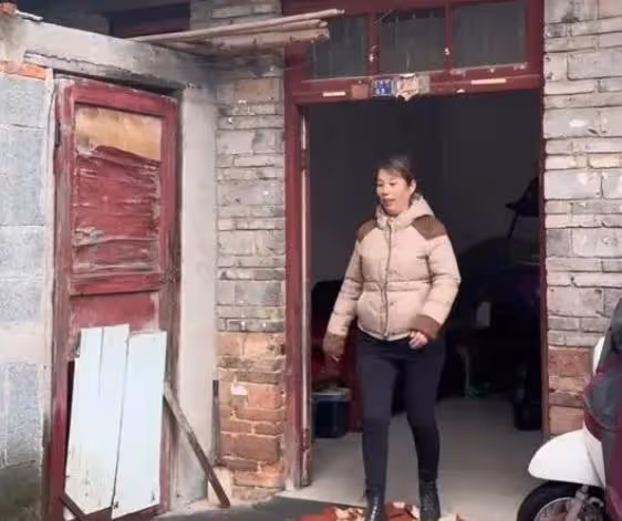 廣西一小伙帶女朋友回家,母親看到女方還有一兒子,直接不讓進屋