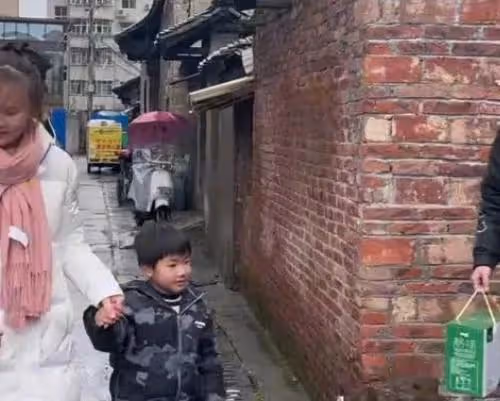 廣西一小伙帶女朋友回家,母親看到女方還有一兒子,直接不讓進屋