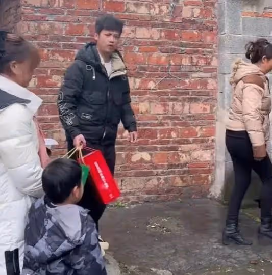 廣西一小伙帶女朋友回家,母親看到女方還有一兒子,直接不讓進屋