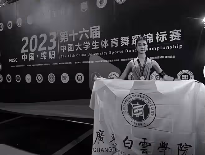 痛心!19歲舞蹈冠軍去世,生前拿獎無數,家人舉遺照到學校被毆打