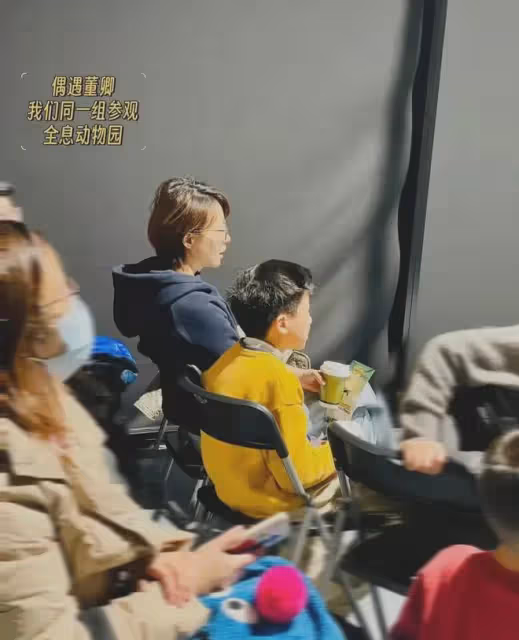 董卿帶娃被偶遇,留短髮素顏現身變化大,和之前就像變了一個人!