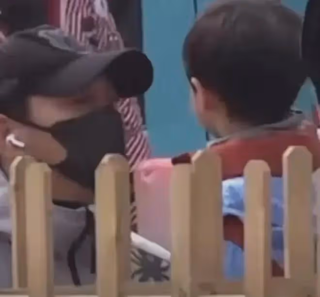 曝吳奇隆劉詩詩兒子近照,4歲步步性格活潑個子高,爸爸全程照看