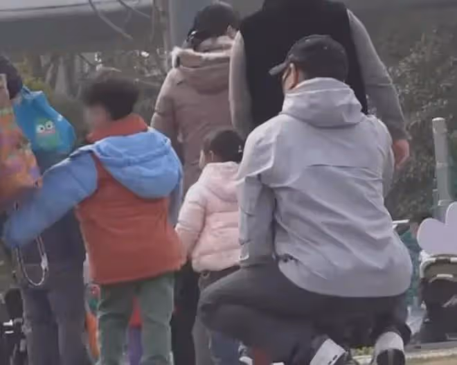 曝吳奇隆劉詩詩兒子近照,4歲步步性格活潑個子高,爸爸全程照看