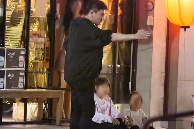 曝吳奇隆劉詩詩兒子近照,4歲步步性格活潑個子高,爸爸全程照看