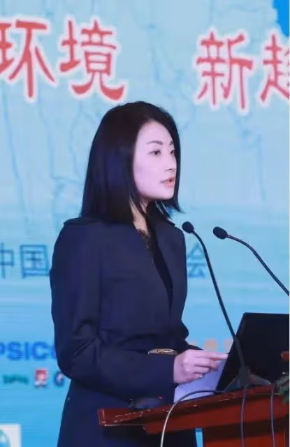 宗馥莉公開亮相中飲協年會,發言氣場全開,談宗老遺志鍾琰琰缺席