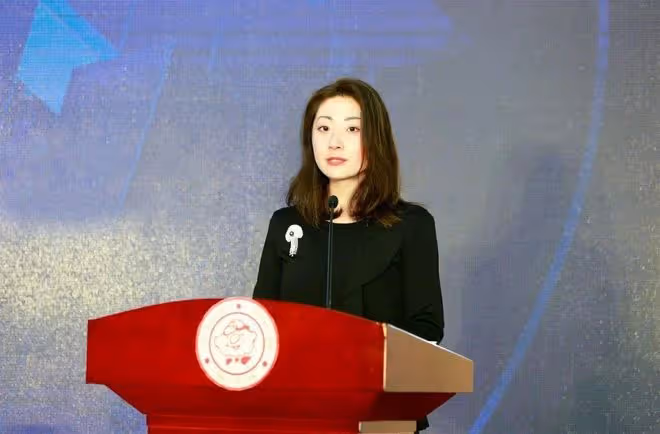 宗馥莉公開亮相中飲協年會,發言氣場全開,談宗老遺志鍾琰琰缺席