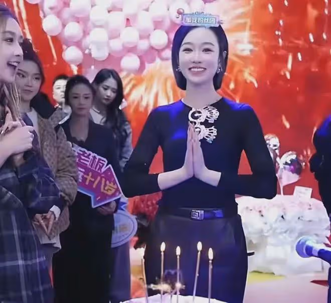 七老闆生日好隆重!小楊哥送10萬的包,大楊哥送金手鐲,小黃缺席