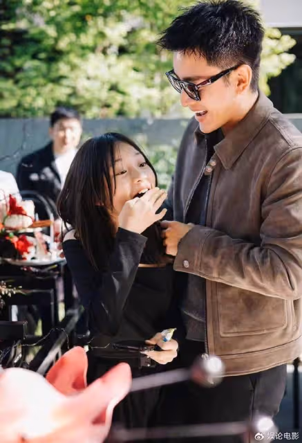 賈乃亮力挺女兒甜馨,稱女兒善良,他和李小璐都是女兒的堅強後盾