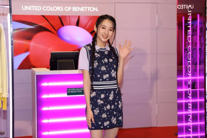 李沐綁雙麻花辮俏麗替班尼頓站台　攜宋柏緯搭出繽紛時尚