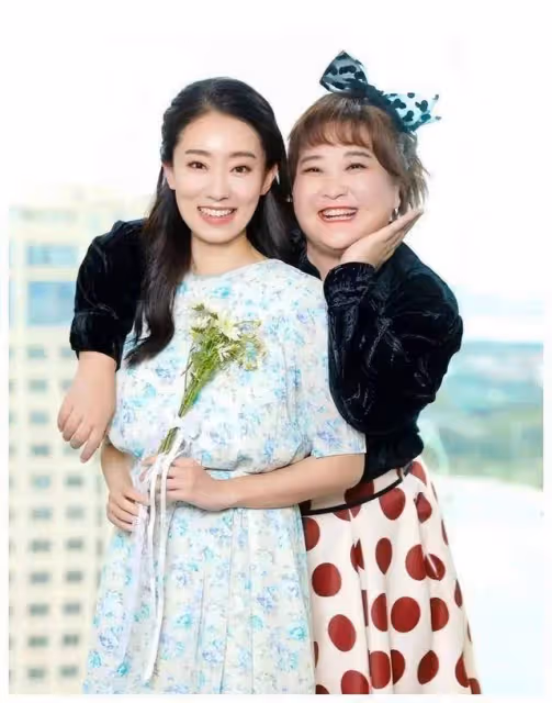 賈玲個人票房破100億,和張小斐影后成雙,姐妹齊心其利斷金?