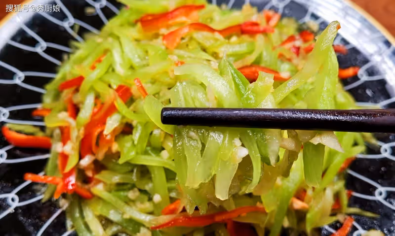 人到中年別心疼錢,多吃3種「鹼性菜」,保持酸鹼平衡,健康長壽