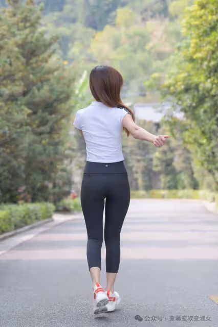 你的青春態度,短袖與緊身褲的無限活力,個性與苗條並存的穿搭