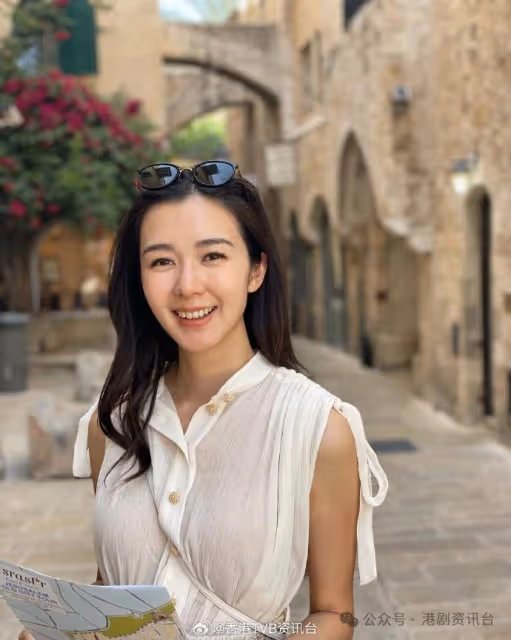 恭喜恭喜!TVB港姐冠軍與未婚夫一起派喜餅