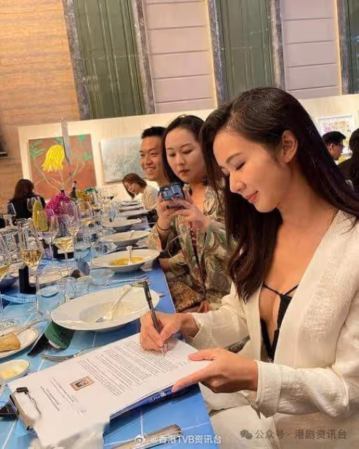 恭喜恭喜!TVB港姐冠軍與未婚夫一起派喜餅